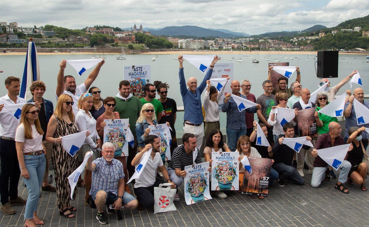 Con los pañuelos en la mano, distintos participantes de la Semana Grande se dieron cita para presentar el programa festivo
