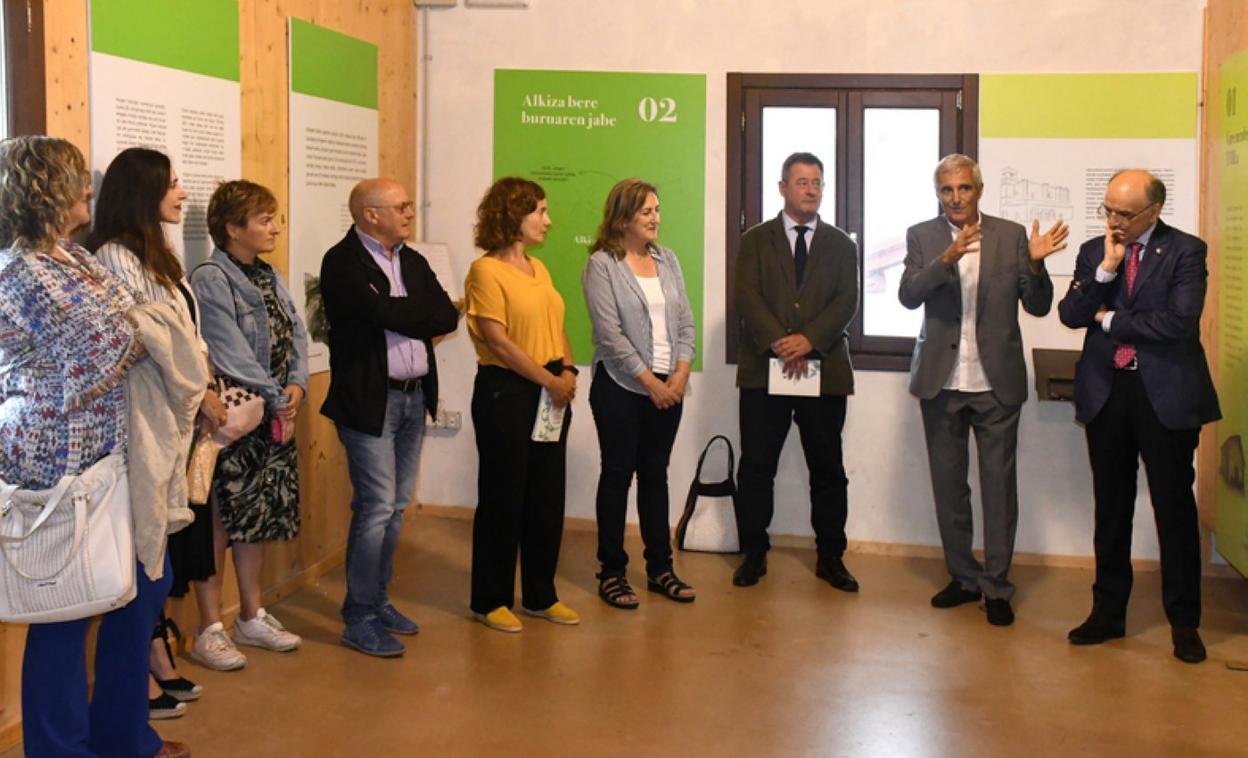 Iñaki Irazabalbeitia azalpenak ematen erakusketaren aurkezpenean. 