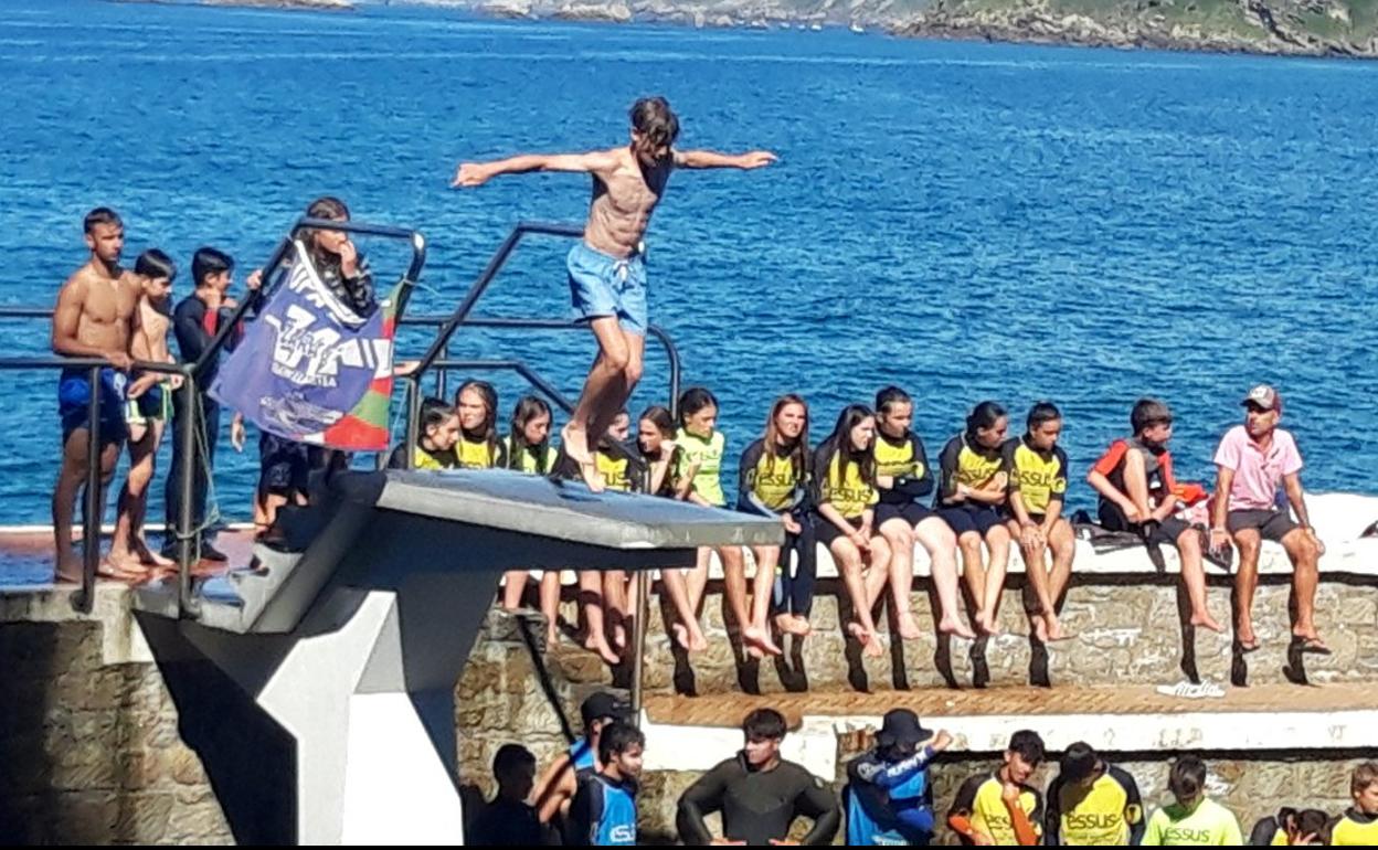 Un espectáculo ver las piruetas de los jóvenes en sus saltos desde el trampolín. 