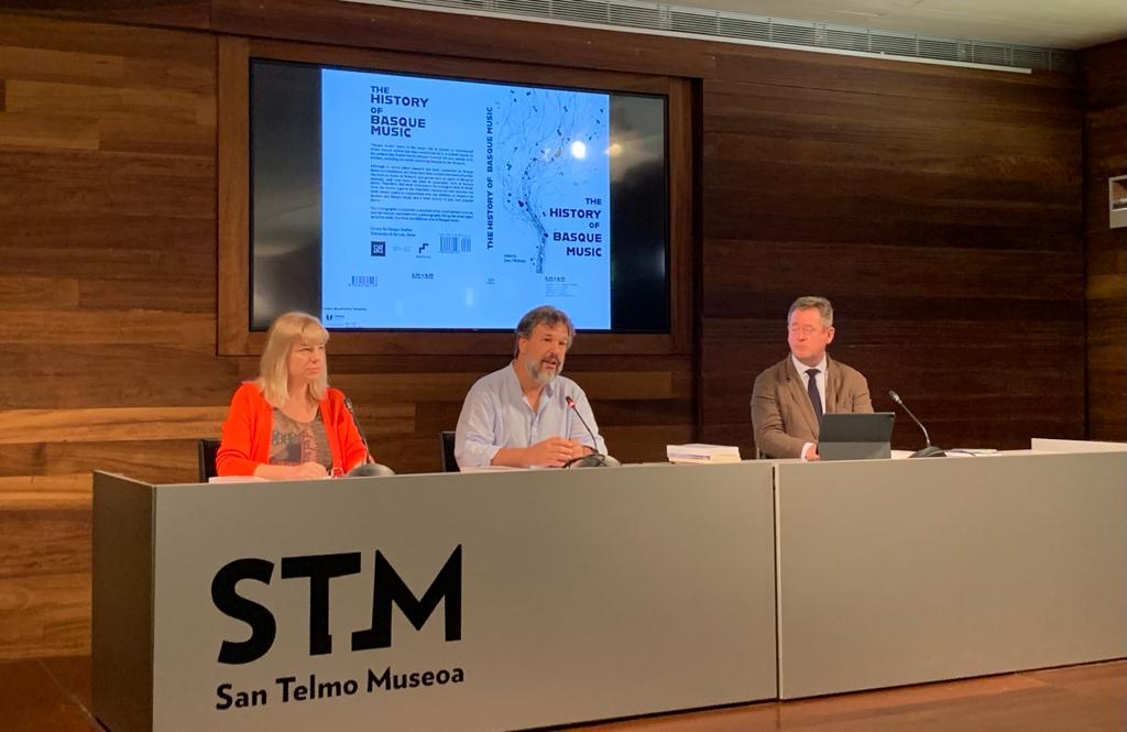 Miren Iñarga. Pello Irujo eta Bingen Zupiria liburuaren aurkezpenean. 