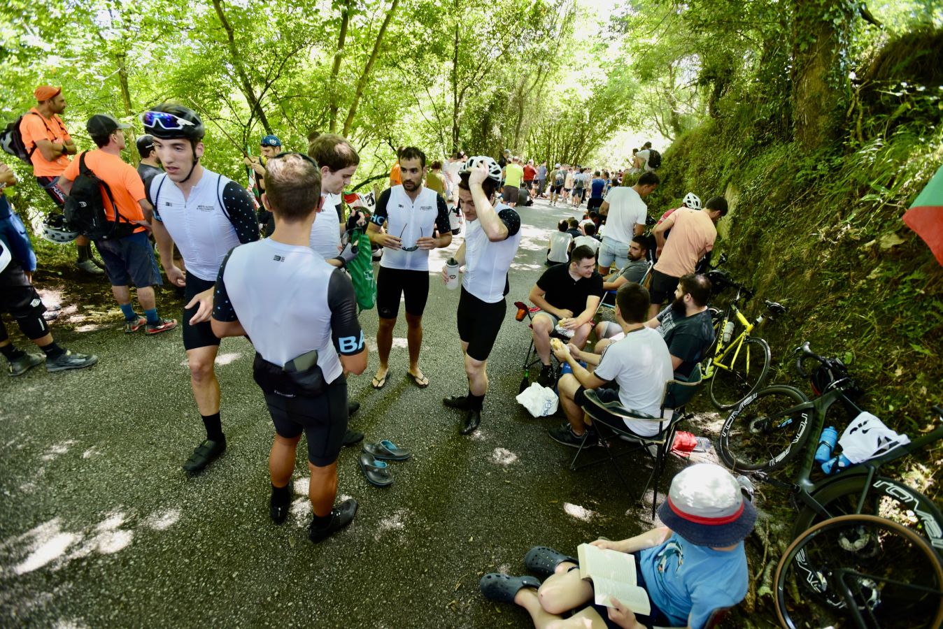 Fotos: Los aficionados se preparan para la llegada de los ciclistas a Murgil