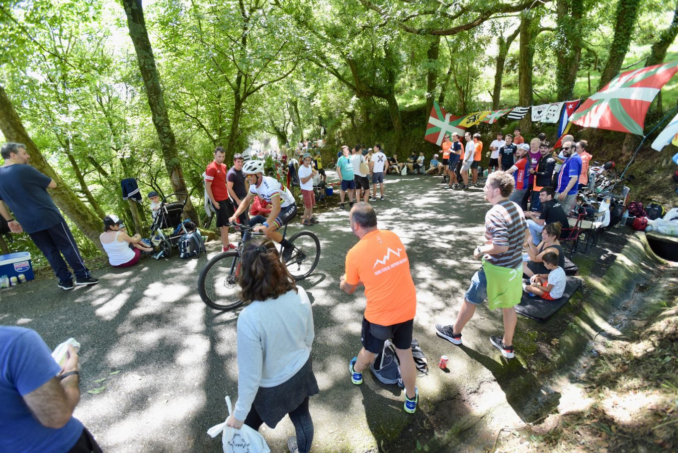 Fotos: Los aficionados se preparan para la llegada de los ciclistas a Murgil