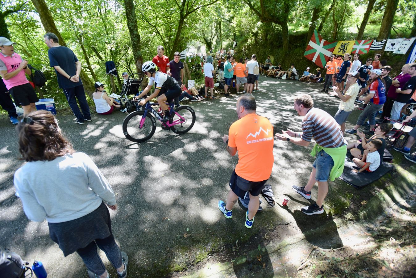 Fotos: Los aficionados se preparan para la llegada de los ciclistas a Murgil