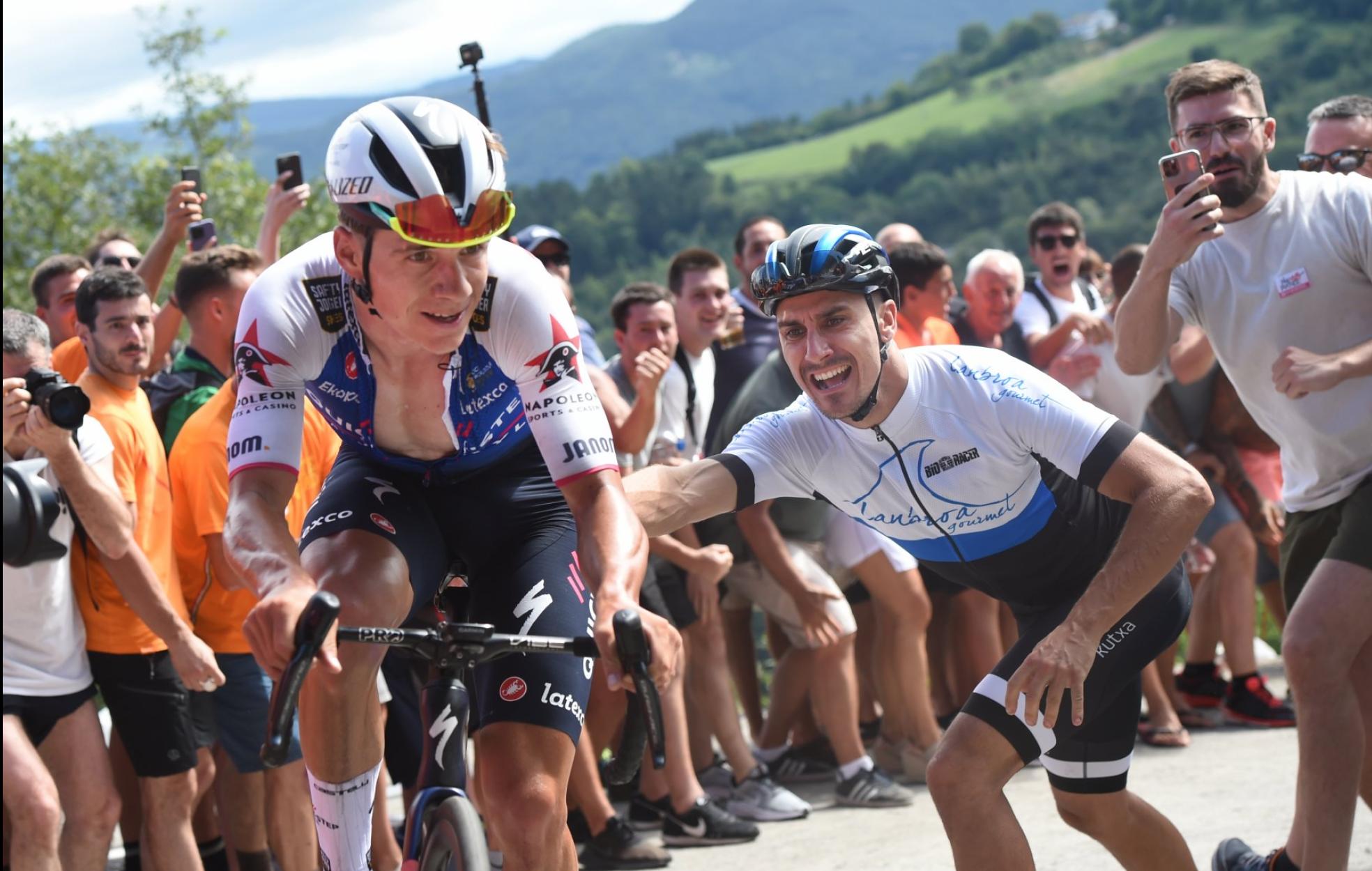 Evenepoel recibe el apoyo de los aficionados en la parte final de Murgil.