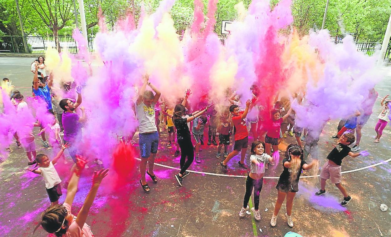 Los niños disfrutaron con la Fiesta Holi. 