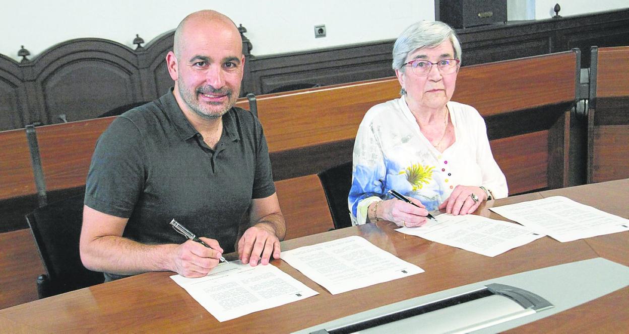 Adur Ezenarro y la catedrática emérita ordiziarra Miren Etxezarreta, durante la firma del acuerdo. 