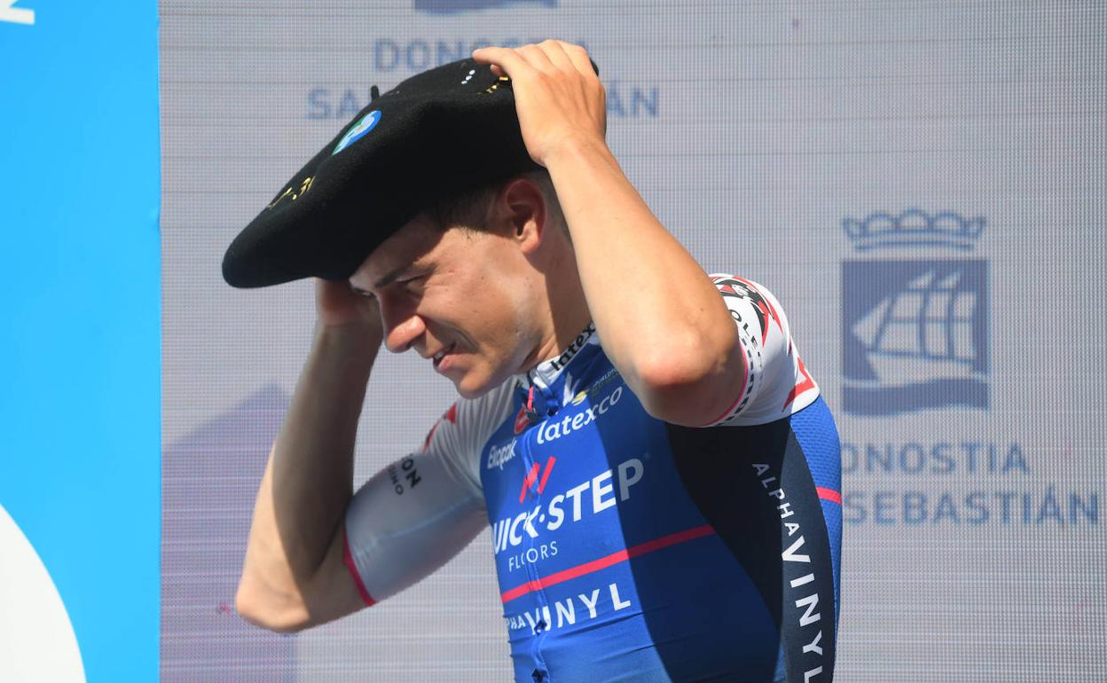 Evenepoel, con la txapela que le acredita como ganador de la Clásica San Sebastián. 