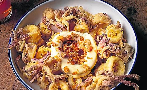 El equipo del Bidassoa Tap Room cocina unos calamares con los que viaja al paraíso. 