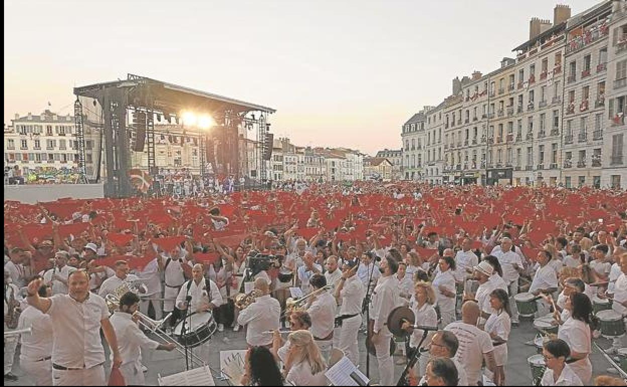 Multitudinario acto inaugural de las fiestas de Baiona el pasado miércoles. 