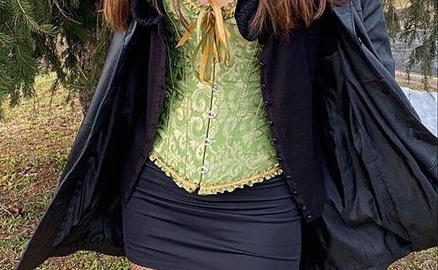 Corsé verde a conjunto con una minifalda negra. 