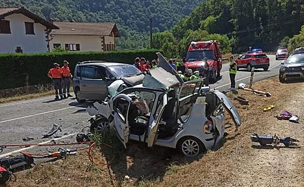 Vehículos implicados en el choque frontal en Arraioz