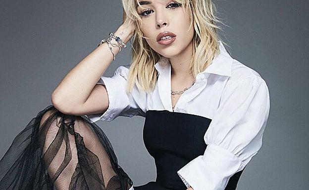 Corsé de cuero sobre una camisa blanca. 