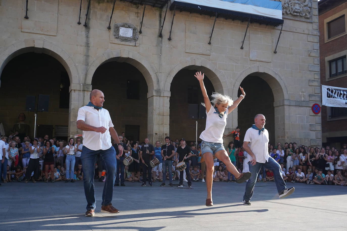 Fotos: Xanisteban festetan murgildu dira oiartzuarrak