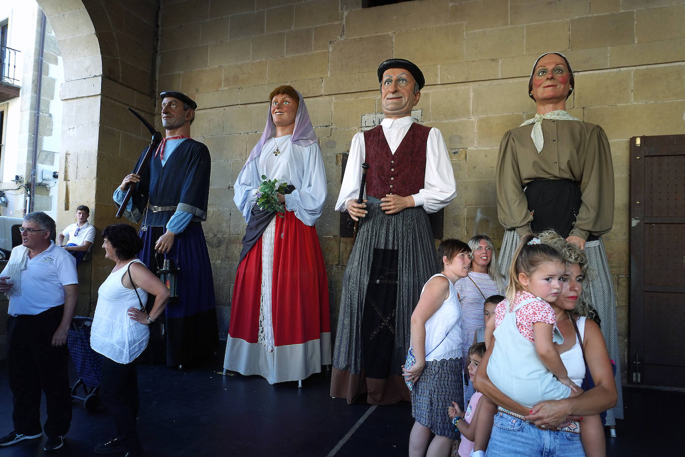 Fotos: Xanisteban festetan murgildu dira oiartzuarrak