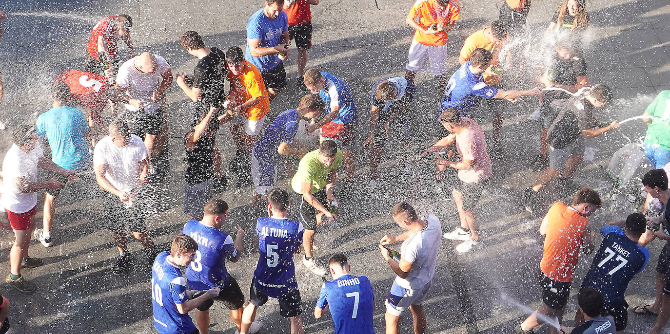 Fotos: Xanisteban festetan murgildu dira oiartzuarrak