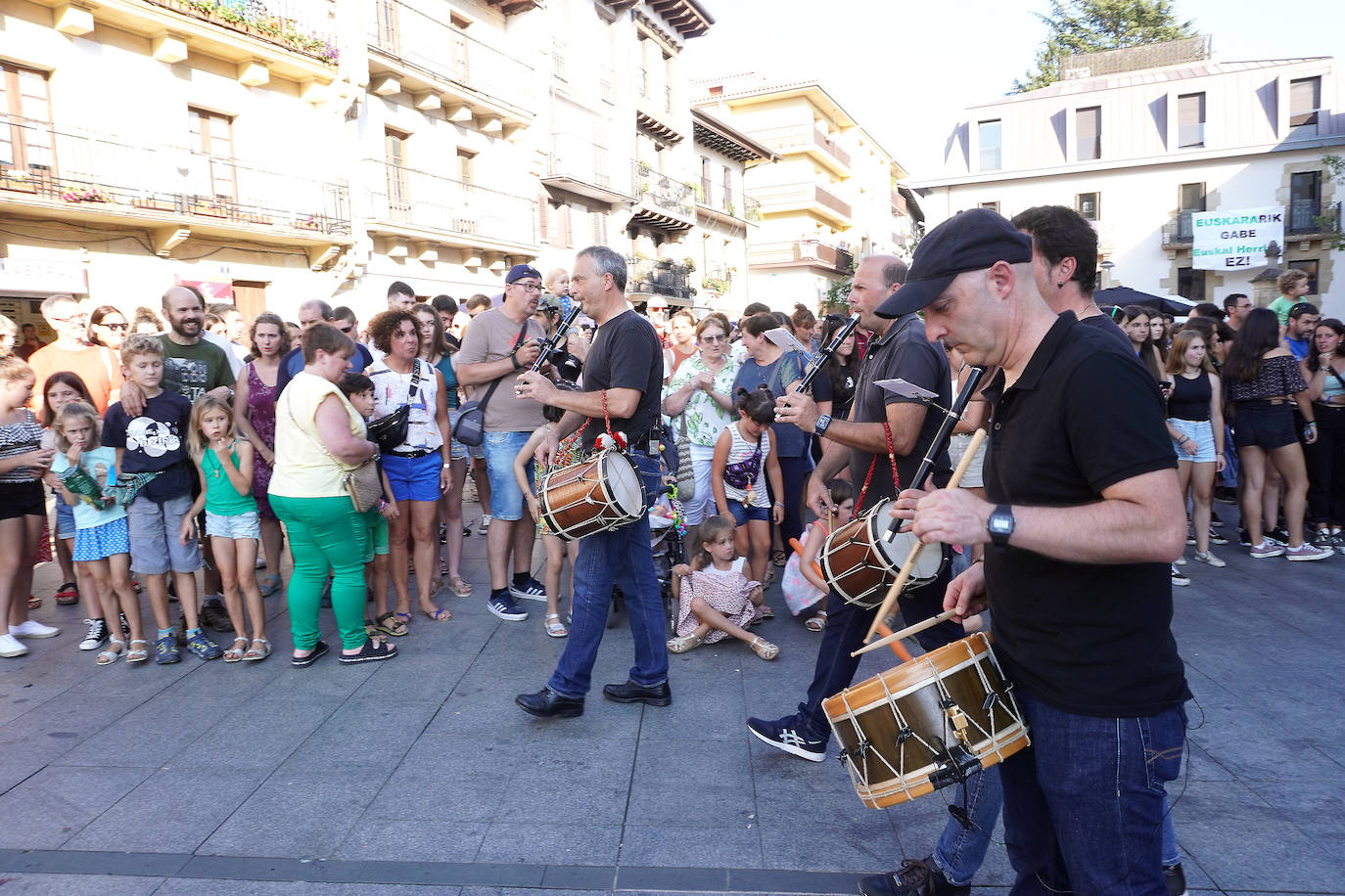Fotos: Xanisteban festetan murgildu dira oiartzuarrak