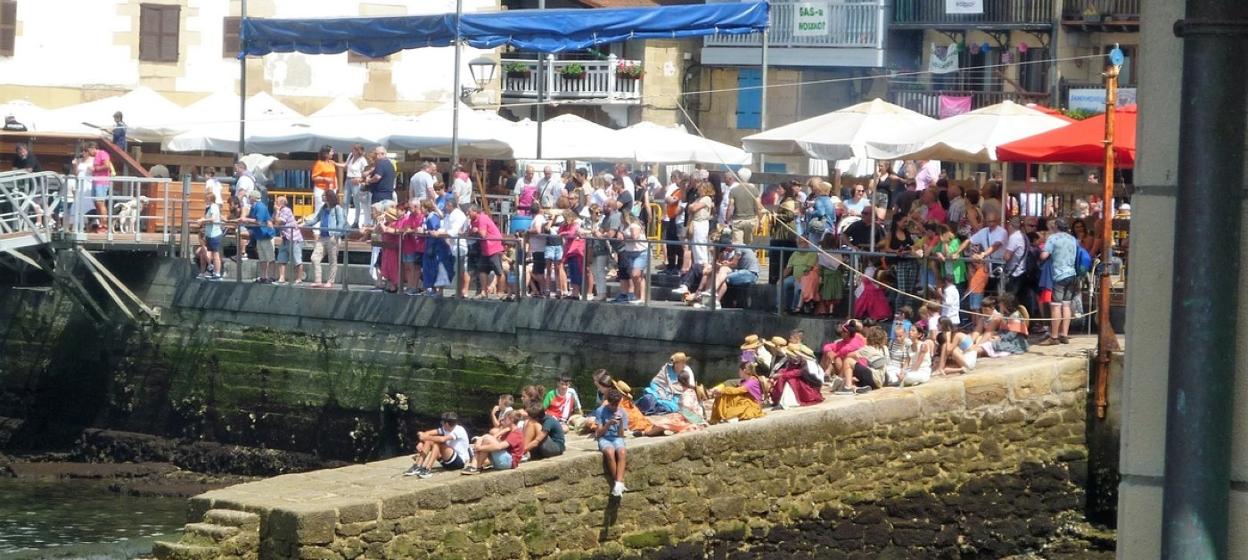 La plaza Santiago era un auténtico hervidero de gente este pasado domingo bajo el sol. 