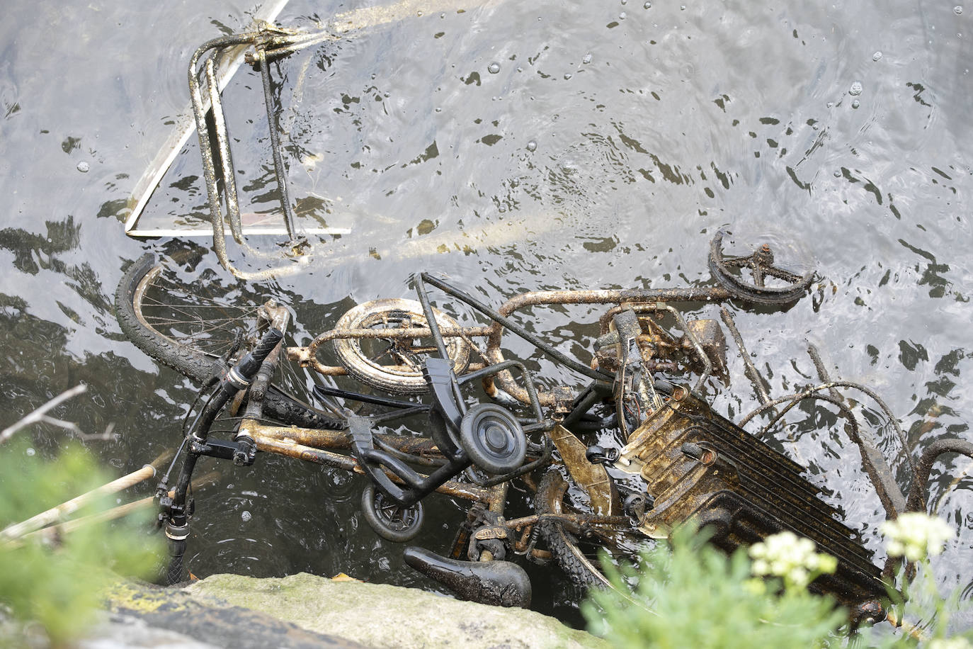 Fotos: Estos son los objetos que han rescatado del rio Urumea