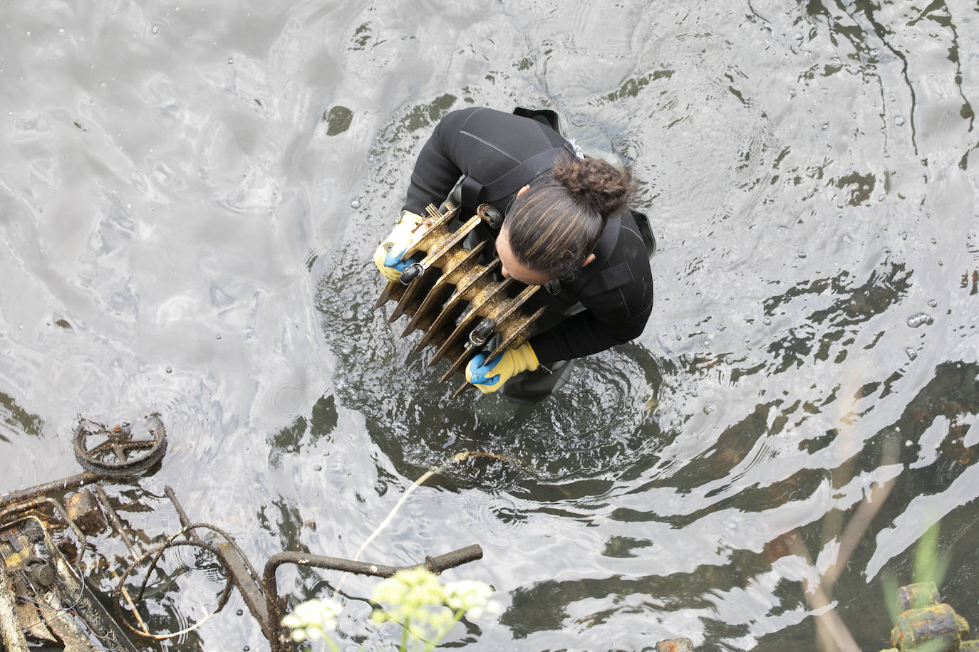 Fotos: Estos son los objetos que han rescatado del rio Urumea