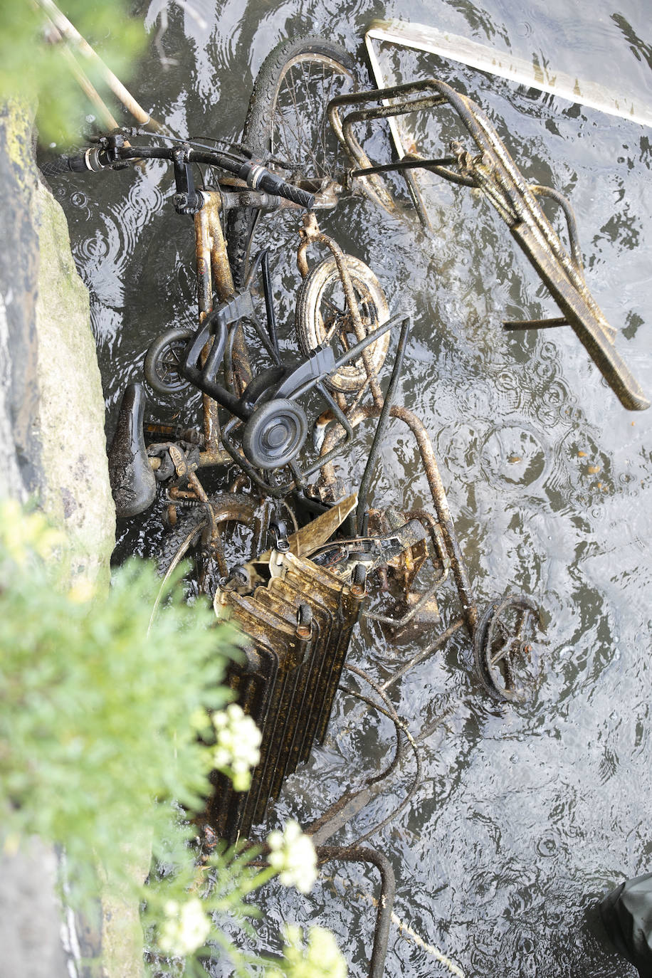Fotos: Estos son los objetos que han rescatado del rio Urumea