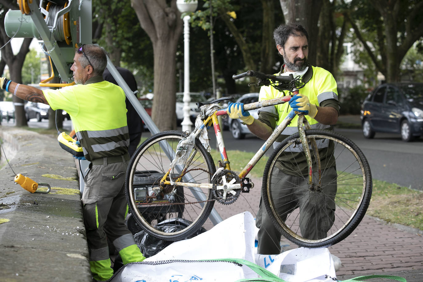 Fotos: Estos son los objetos que han rescatado del rio Urumea