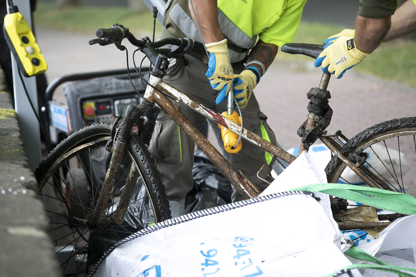 Fotos: Estos son los objetos que han rescatado del rio Urumea
