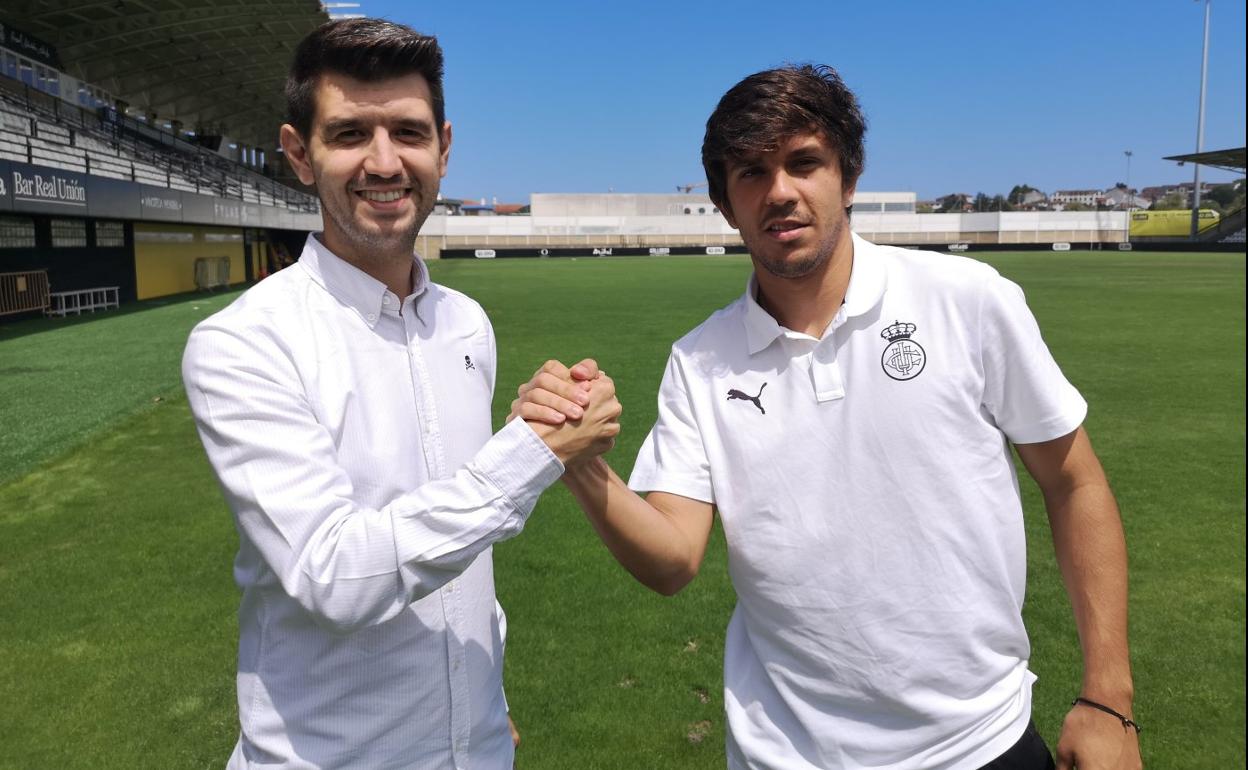 El director deportivo, Mikel Bengoa, estrecha la mano de Aramburu. 