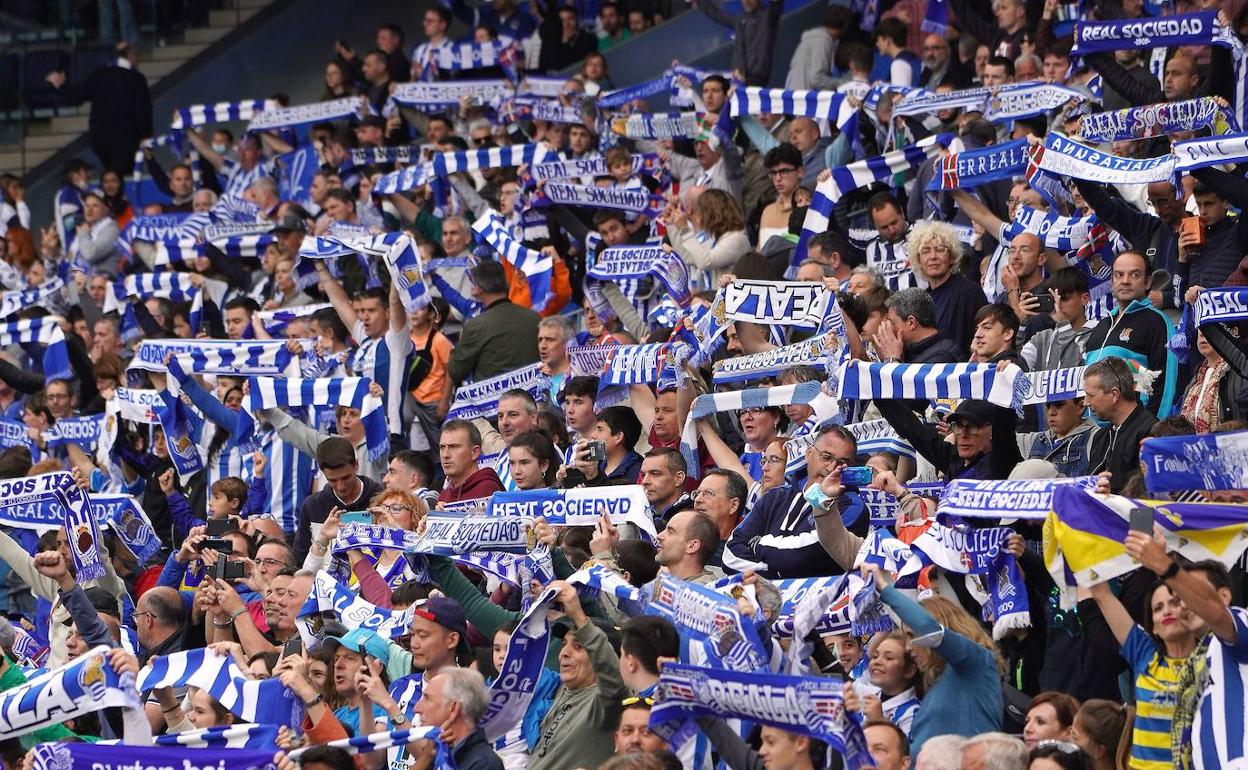 Aficionados de la Real durante un encuentro de la pasada temporada 