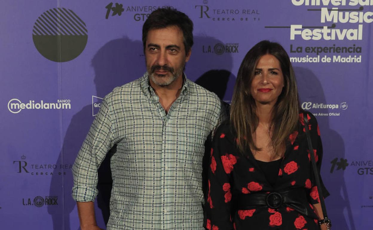 Nuria Roca junto a su marido, el guionista Juan del Val, en el tributo homenaje al guitarrista Paco de Lucía. 