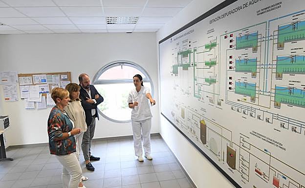La consejera de Desarrollo Económico, Sostenibilidad y Medio Ambiente, Arantxa Tapia, durante la estación depuradora de Aduna,