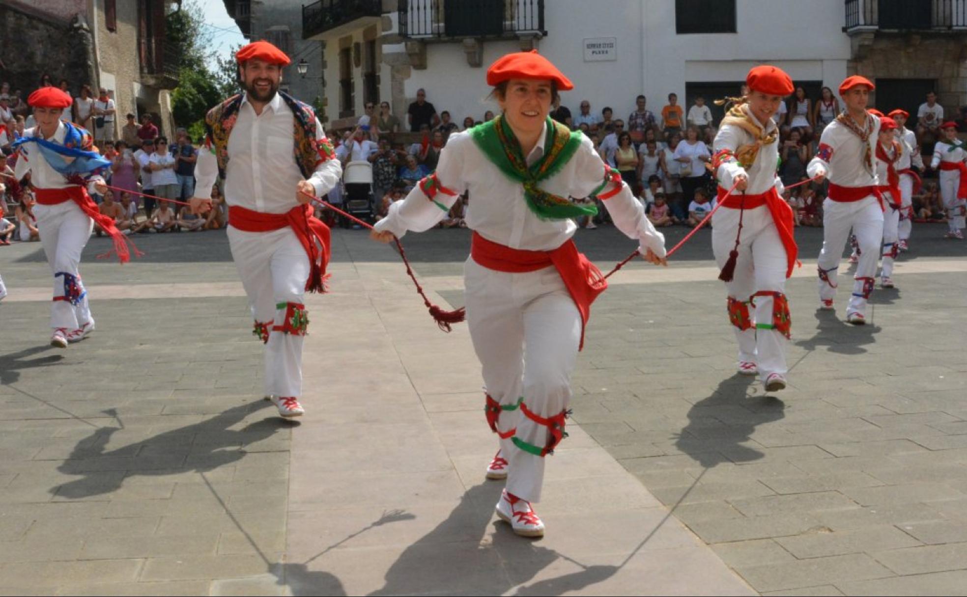 Bordondantza. Ane Eltzaurdia fue la capitanay se colocó al frentede la Bordondantza. 