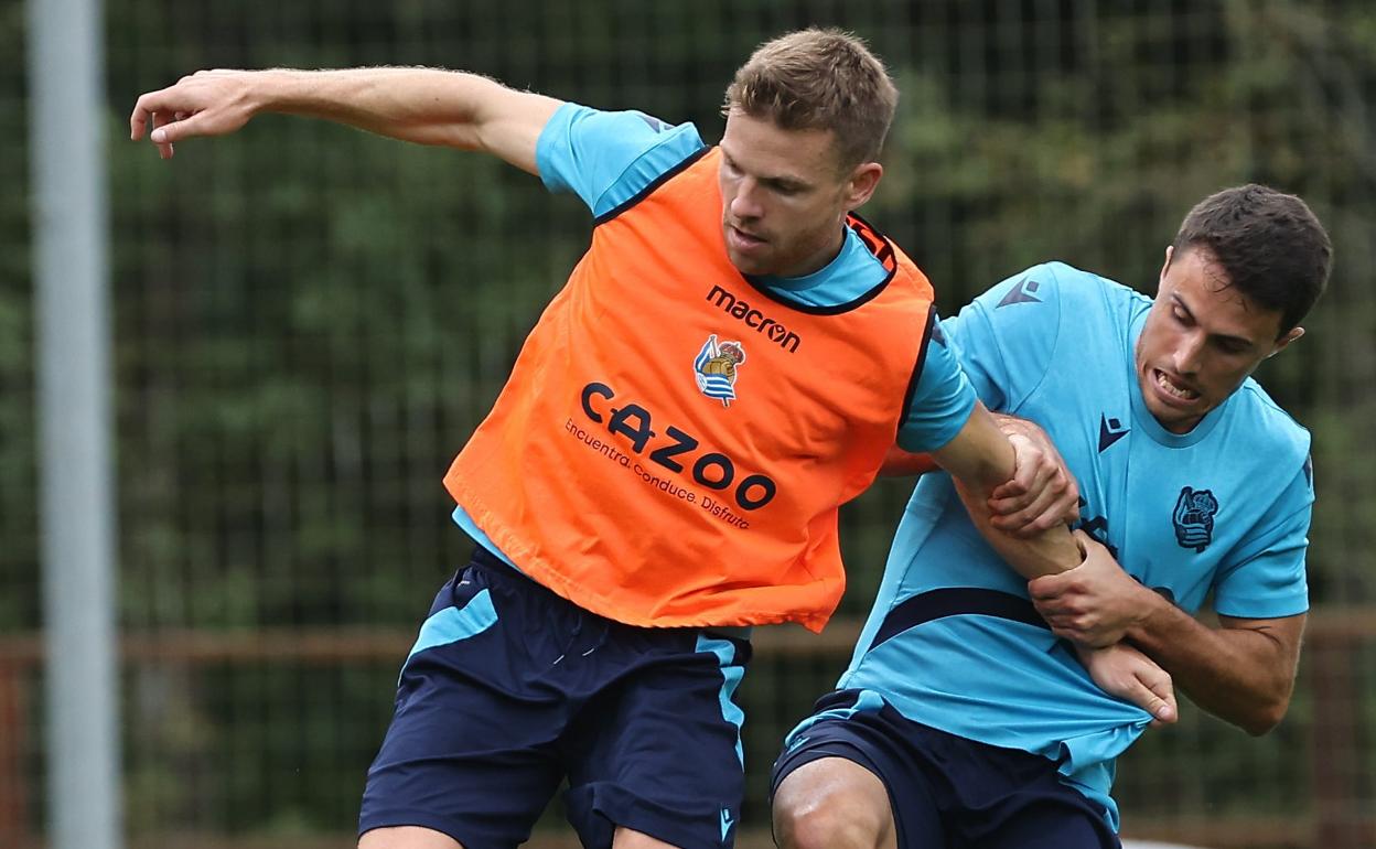 Fuerte.Illarramendi protege un balón ante la presión de Guevara en la sesión de ayer. 