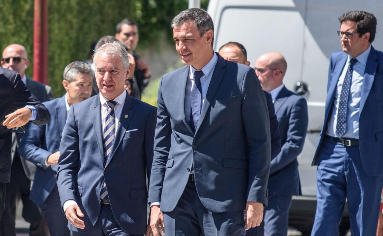 El lehendakari Iñigo Urkullu junto al presidente Pedro Sánchez, en el 25 aniversario del asesinato de Miguel Ángel Blanco en Ermua. 