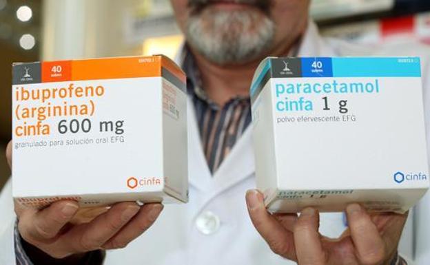 Foto: Un farmacéutico muestra una caja de paracetamol y otra de ibuprofeno. Vídeo: Paracetamol, recomendado para fiebre en niños.