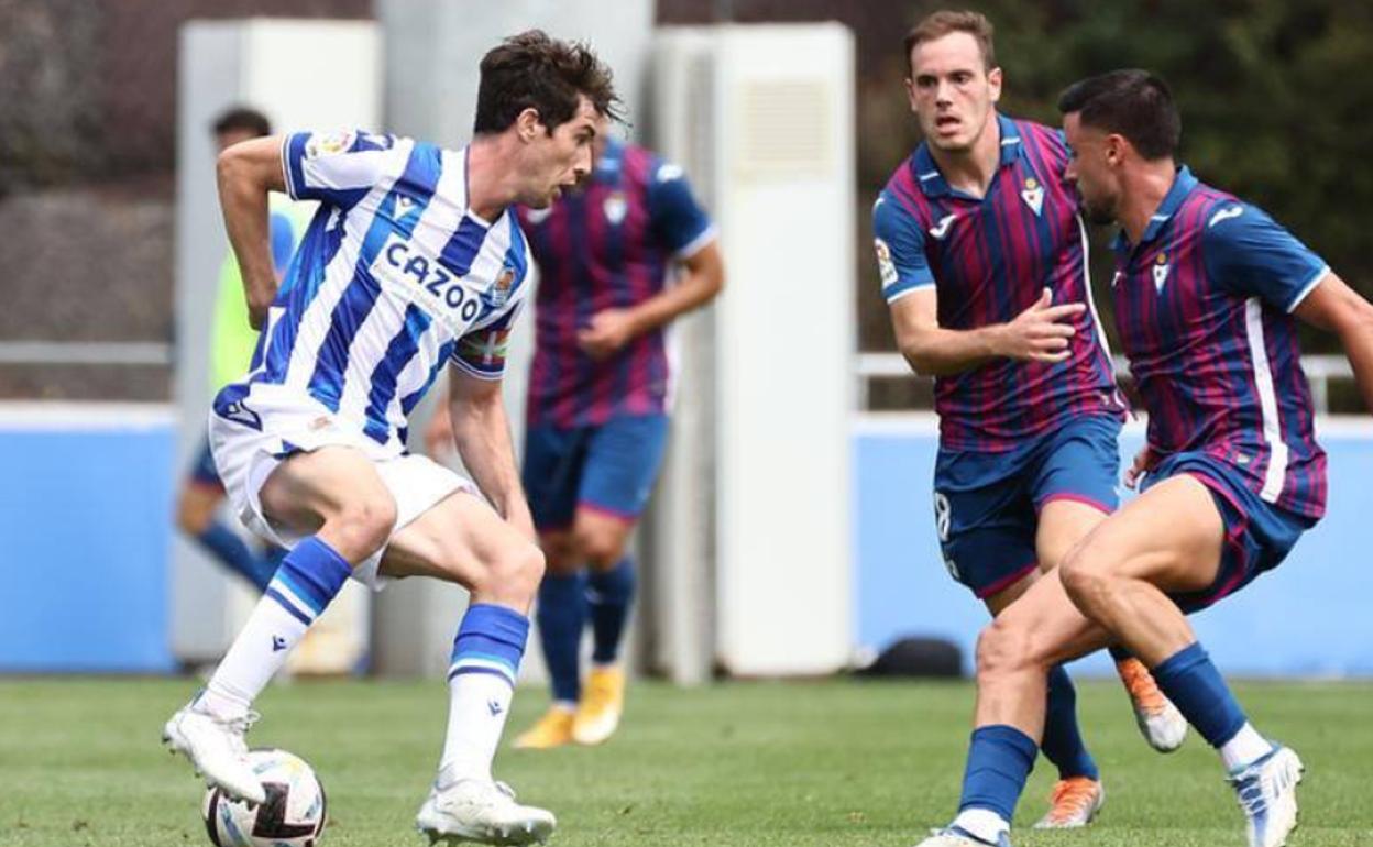 Turrientes ha tenido una ocasión clara con un remate de cabeza para abrir el marcador. 