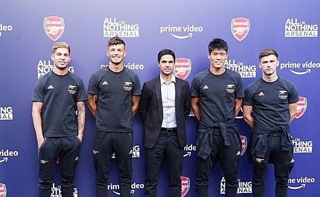 Smith Rowe, Ben White, Mikel Arteta, Takehiro Tomiyasu y Kieran Tierney posan en la presentación del documental. el martes en Londres