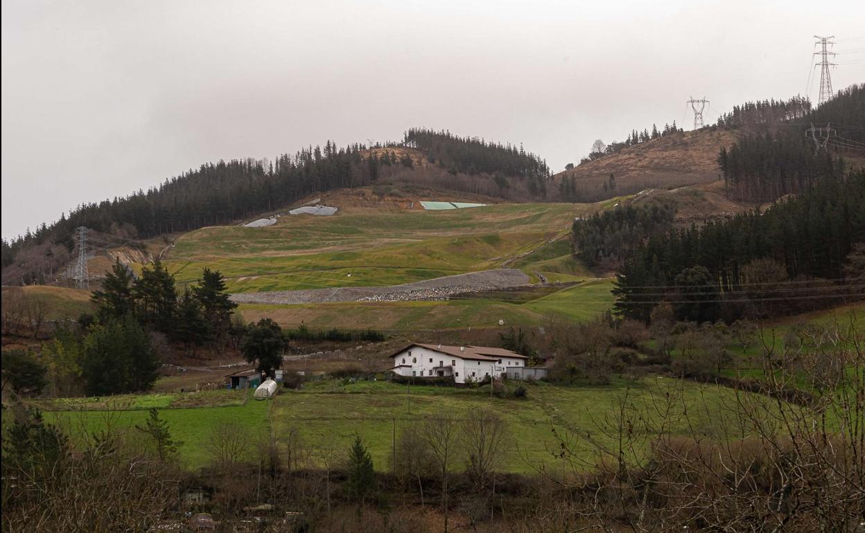 Vista del vertedero de Zaldibar, con el sellado básico que ejecutó el Gobierno Vasco. 