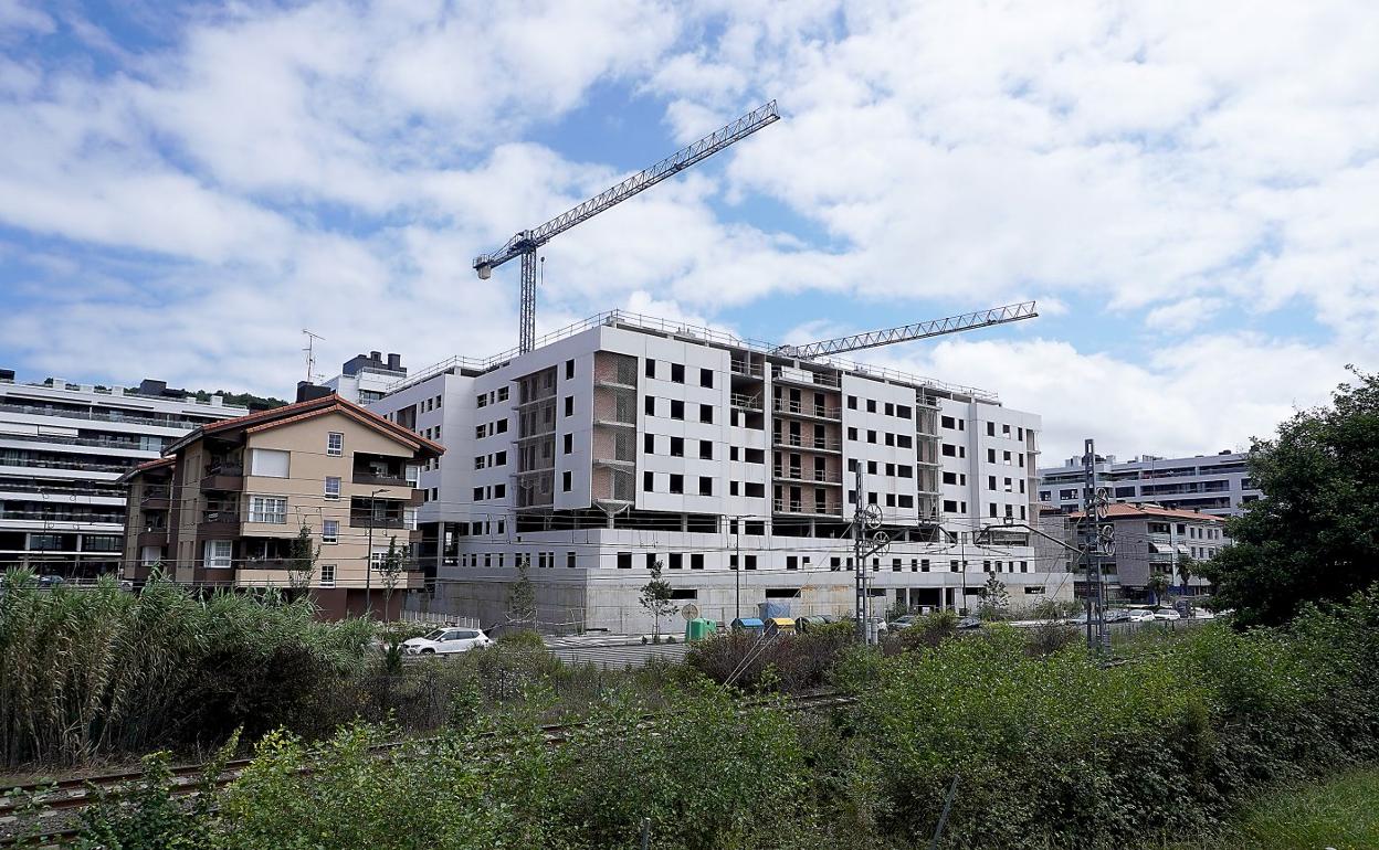 El barrio de Txomin, uno de los últimos en desarrollarse en Donostia, aún cuenta con edificios en construcción. 