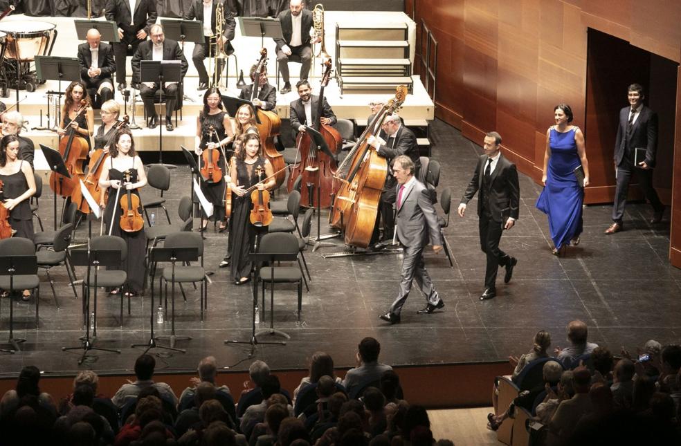 Miren Urbieta-Vega accede al escenario con sus compañeros. 