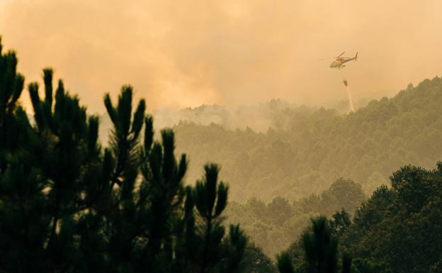 Medios aéreos trabajan este domingo para sofocar el fuego declarado el viernes en Santa Cruz del Valle, en Ávila.