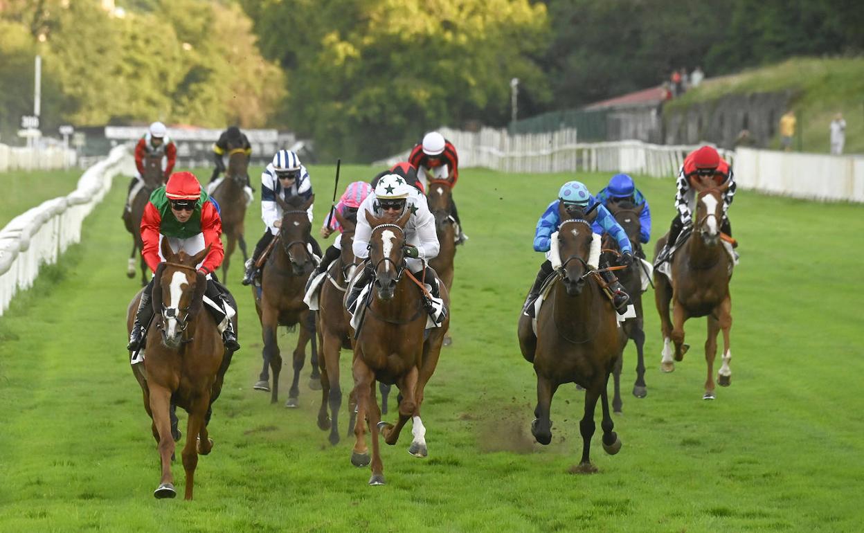 'Hardpia' se impone en el sprint final de la tercera carrera de la tarde. 