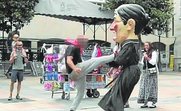 Momento de una de las agresiones registradas en Vitoria. 