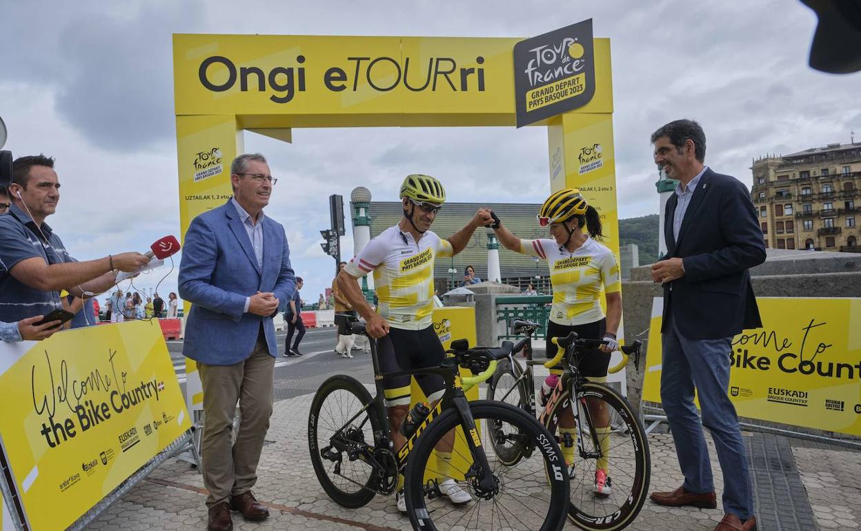 Markel Olano eta Eneko Goia uztailaren 26an, 2023ko Tourreko garaikurra Donostiara iritsi zen egunean. 