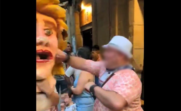 Momento del puñetazo al cabezudo en Donostia.