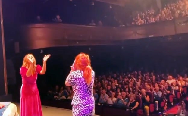 Nuria Roca aplaude a Antonia San Juan mientras reciben la ovación del público en el Teatro Principal donostiarra.