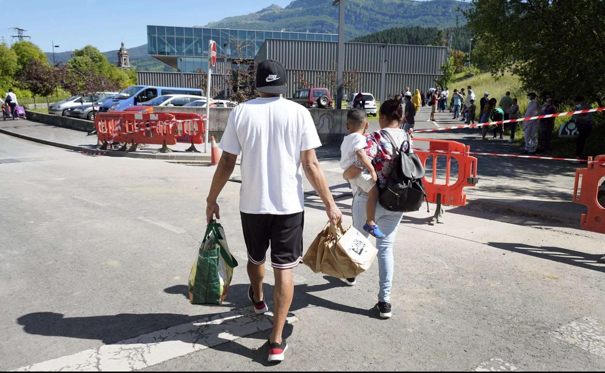 Reparto de alimentos a familias con necesidades en Oñati. 