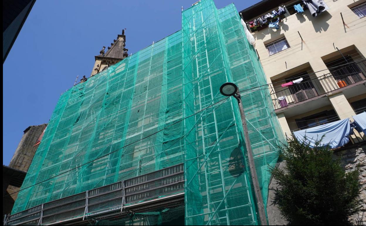 El empleado de la construcción que perdió la vida el lunes al caer de un andamio trabajaba en las obras de esta vivienda en Errenteria. 