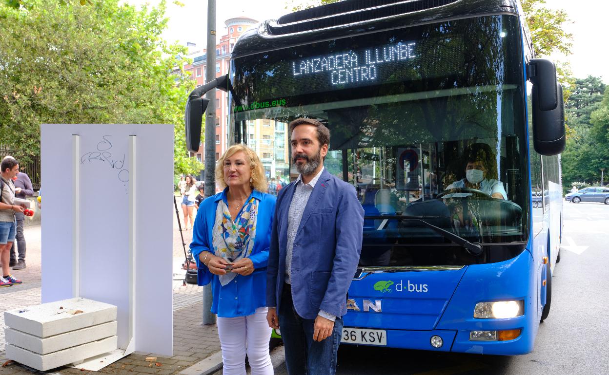Lagé y Hurtado, frente al bus lanzadera a Illunbe en la parada de los jardines Menchu Gal. 