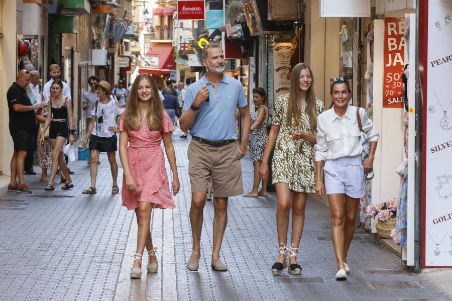 Paseo de los Reyes y sus hijas por las calles de Palma de Mallorca