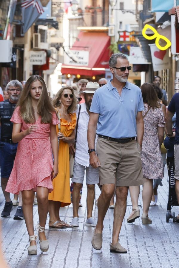 Paseo de los Reyes y sus hijas por las calles de Palma de Mallorca